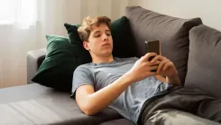 Мой ребенок смотрит фильмы для взрослых. Что делать?