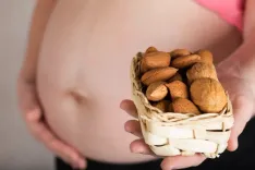 Почему нужно есть орехи во время беременности