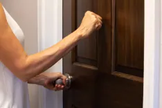 Почему нельзя входить в комнату ребенка без стука