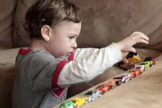 Как понять, что у ребенка аутизм: признаки и методы диагностики