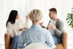 Семейная психологическая терапия: когда нужно и кого выбрать