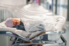 В Британии женщина родила одного ребенка дважды