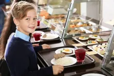 Чем теперь в школе точно не будут кормить детей, а чем будут: разбираем меню