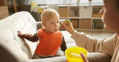 В Минтруда рассказали, каким семьям положена услуга государственной няни