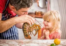 Морские сокровища на тарелке: почему морепродукты важны для детей и с чего начать?