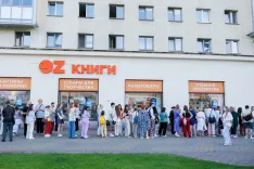 10 000 человек в пижамах: в Минске штурмовали ночную распродажу книг (фото)