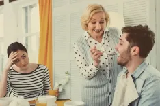 Ваша свекровь (или тёща) разрушает ваш брак, а вы этого не замечаете. О токсичных родственниках и необходимости выстраивать границы