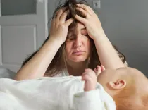 «Я должна радоваться, а мне тяжело»: психолог о том, что на самом деле происходит с женщиной после родов и как себе помочь
