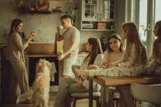 «Забудьте о фотостудии»: фотограф объясняет, почему ваш дом — лучшая (и бесплатная) новогодняя локация