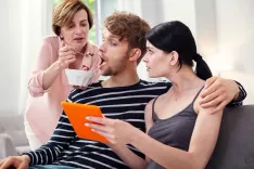 «Он без меня пропадет»: 5 признаков того, что вы превратили сына в своего «психологического мужа» (Честный тест)