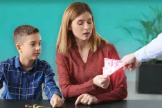 «Я плачу алименты ребёнку, а не тебе на маникюр»: муж потребовал чеки за каждую копейку. Реакция бывшей, которая его удивила