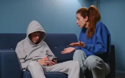 «Он стал чужим»: как пережить подростковый возраст и не сойти с ума. 6 шагов от кризисного психолога