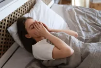 «Я просто устала»: гинеколог рассказала, какие 5 гормонов нужно проверить женщине, если нет сил даже встать с кровати