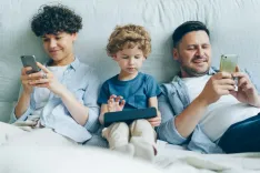 Родитель «в телефоне» — подросток чувствует себя лишним: что выяснили учёные