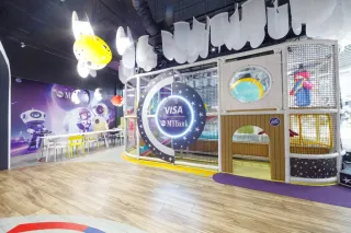 Баннер компании Кинопространство mooon в ТРЦ Dana Mall